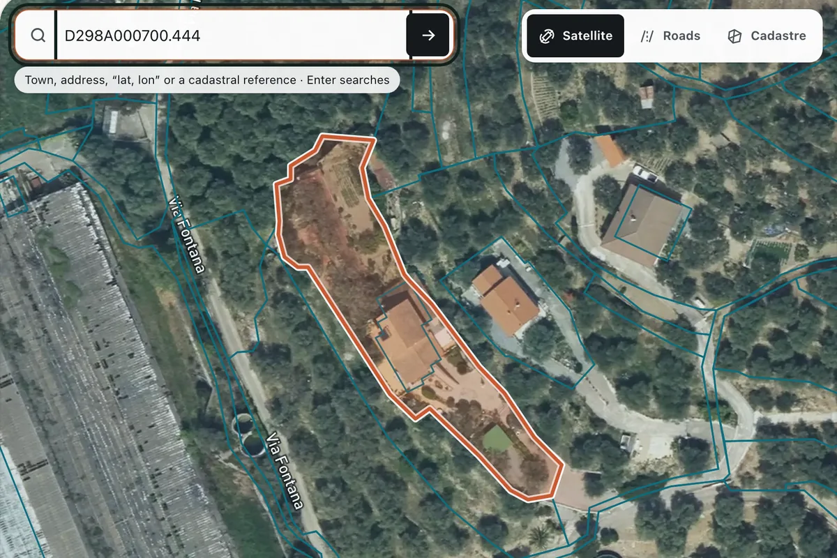 Parcel 444 selected, with its cadastral boundary highlighted